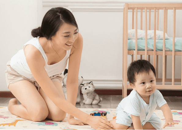 Мама с ребенком на детском коврике Xiaomi 