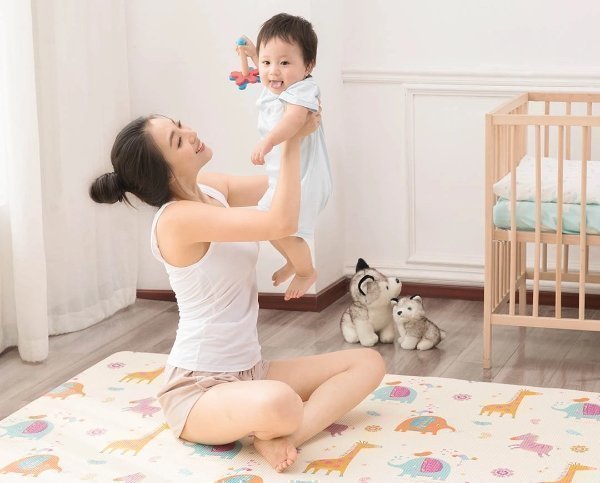 Мама с ребенком на детском коврике Xiaomi 